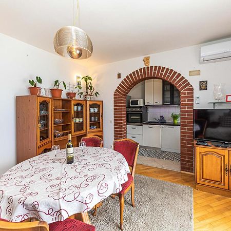 2 Bedroom Beautiful Apartment In Okrug Gornji Trogir Eksteriør bilde