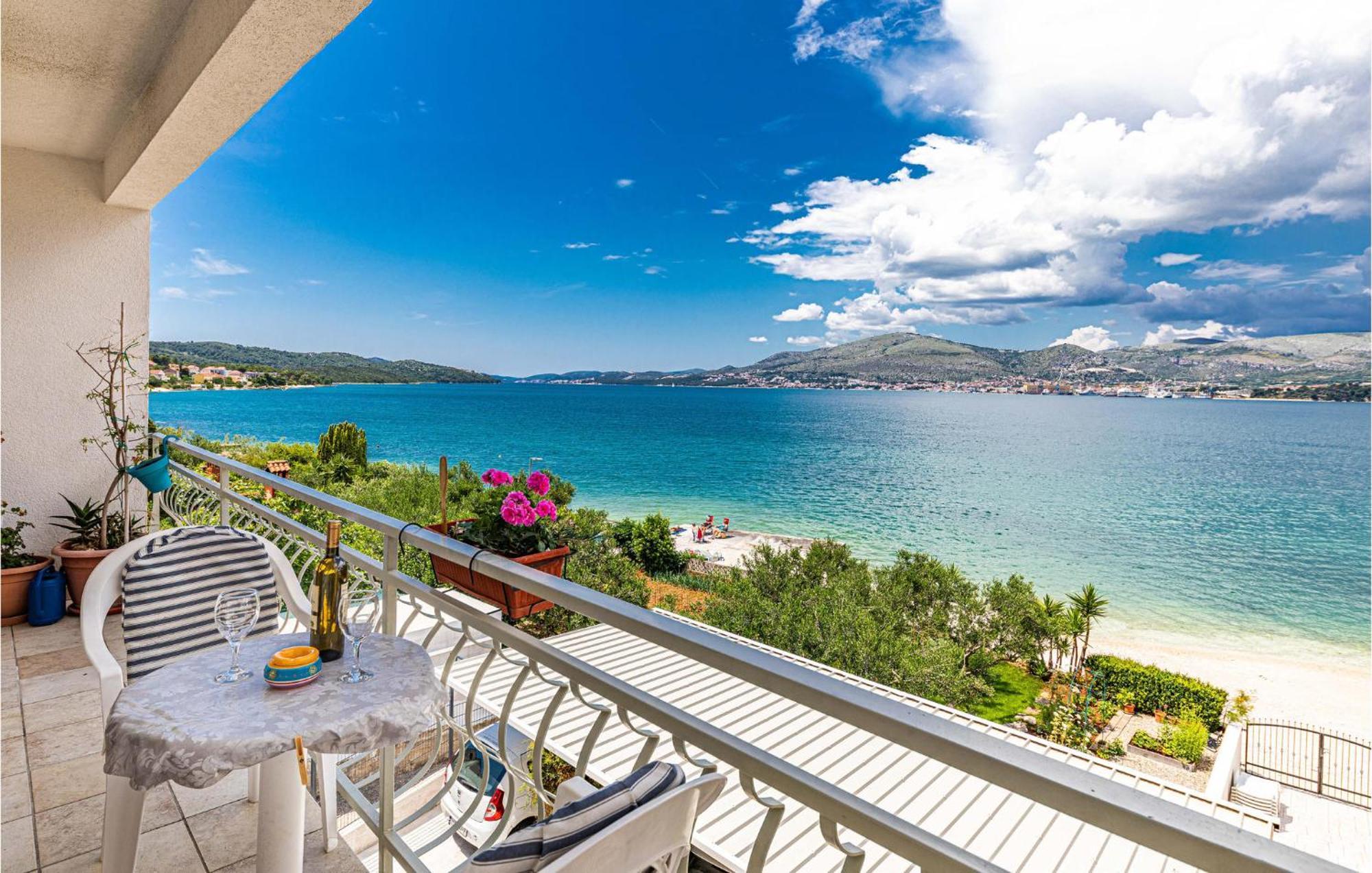 2 Bedroom Beautiful Apartment In Okrug Gornji Trogir Eksteriør bilde