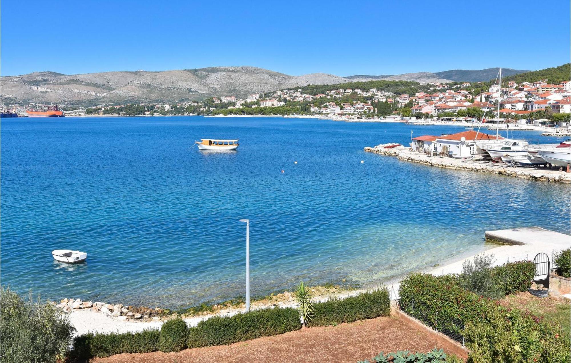 2 Bedroom Beautiful Apartment In Okrug Gornji Trogir Eksteriør bilde