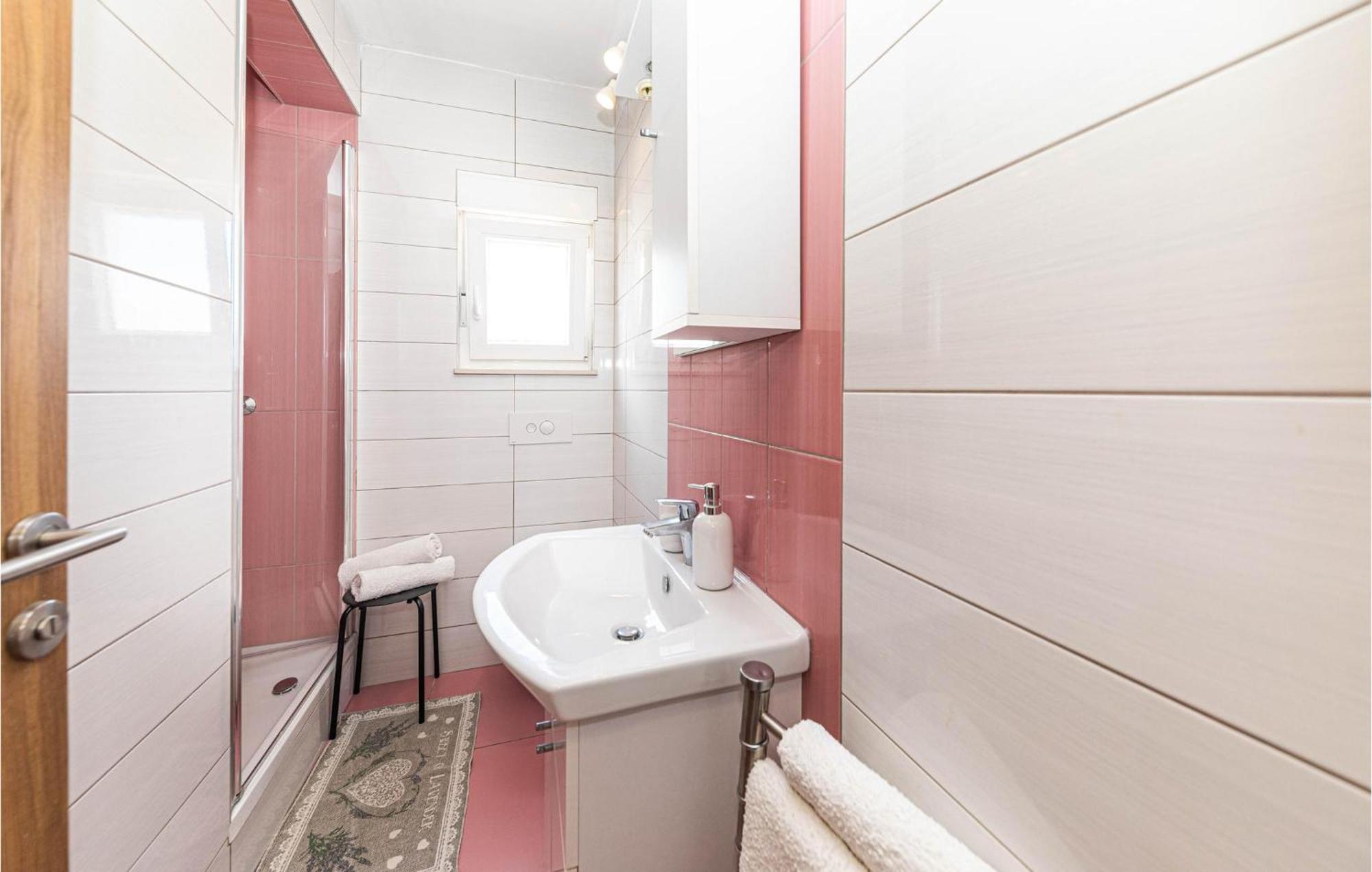 2 Bedroom Beautiful Apartment In Okrug Gornji Trogir Eksteriør bilde