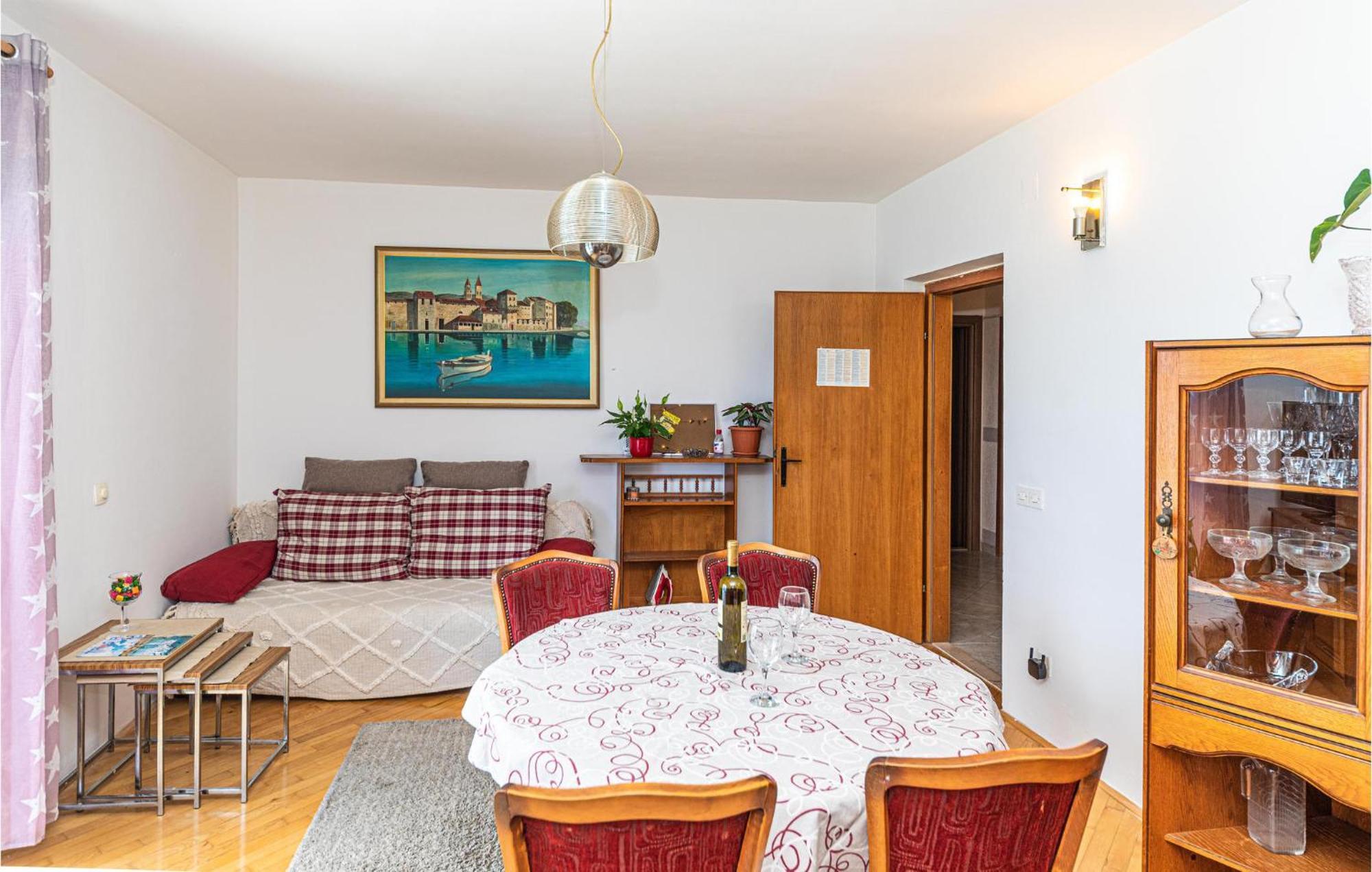 2 Bedroom Beautiful Apartment In Okrug Gornji Trogir Eksteriør bilde