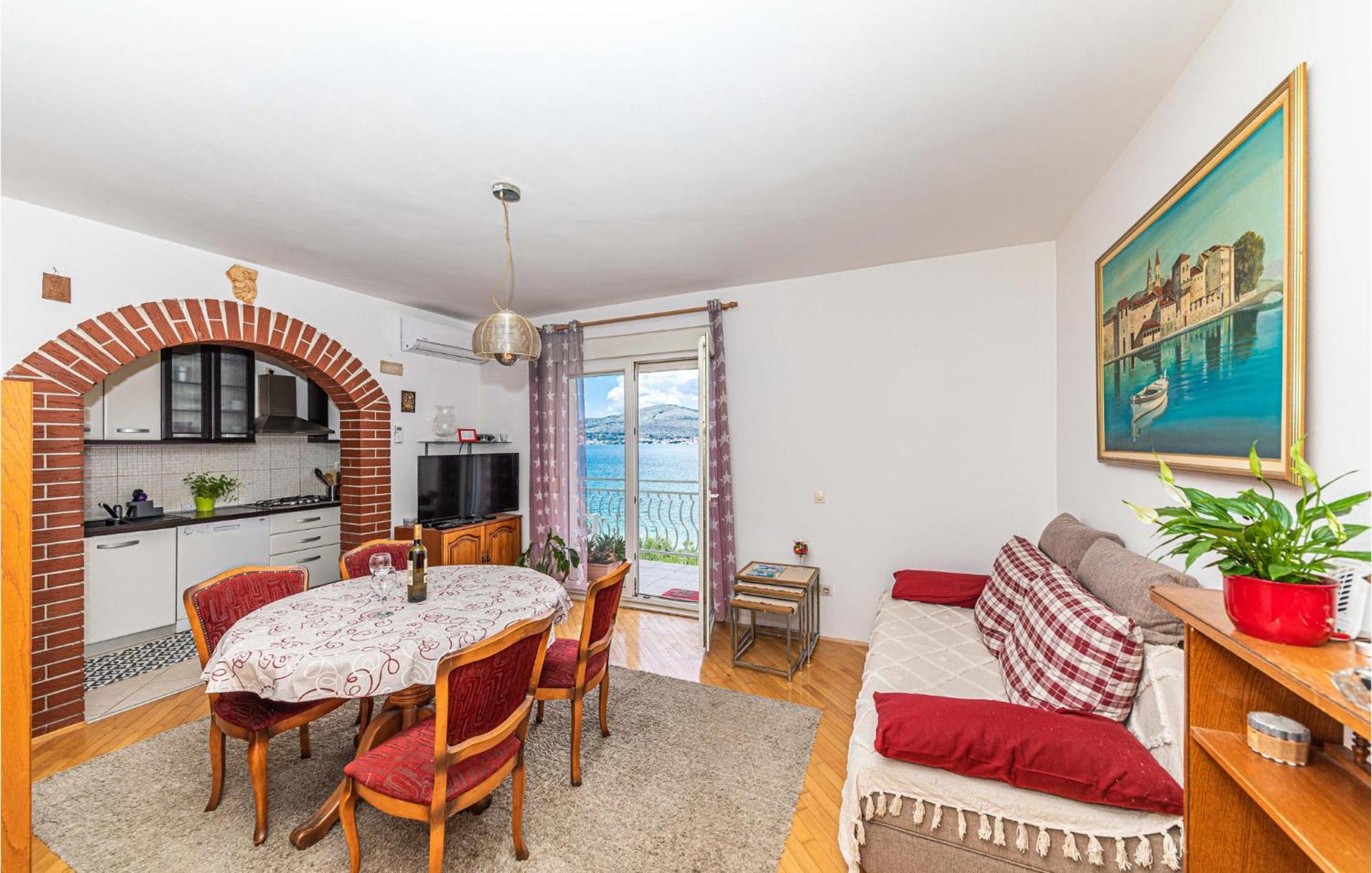 2 Bedroom Beautiful Apartment In Okrug Gornji Trogir Eksteriør bilde