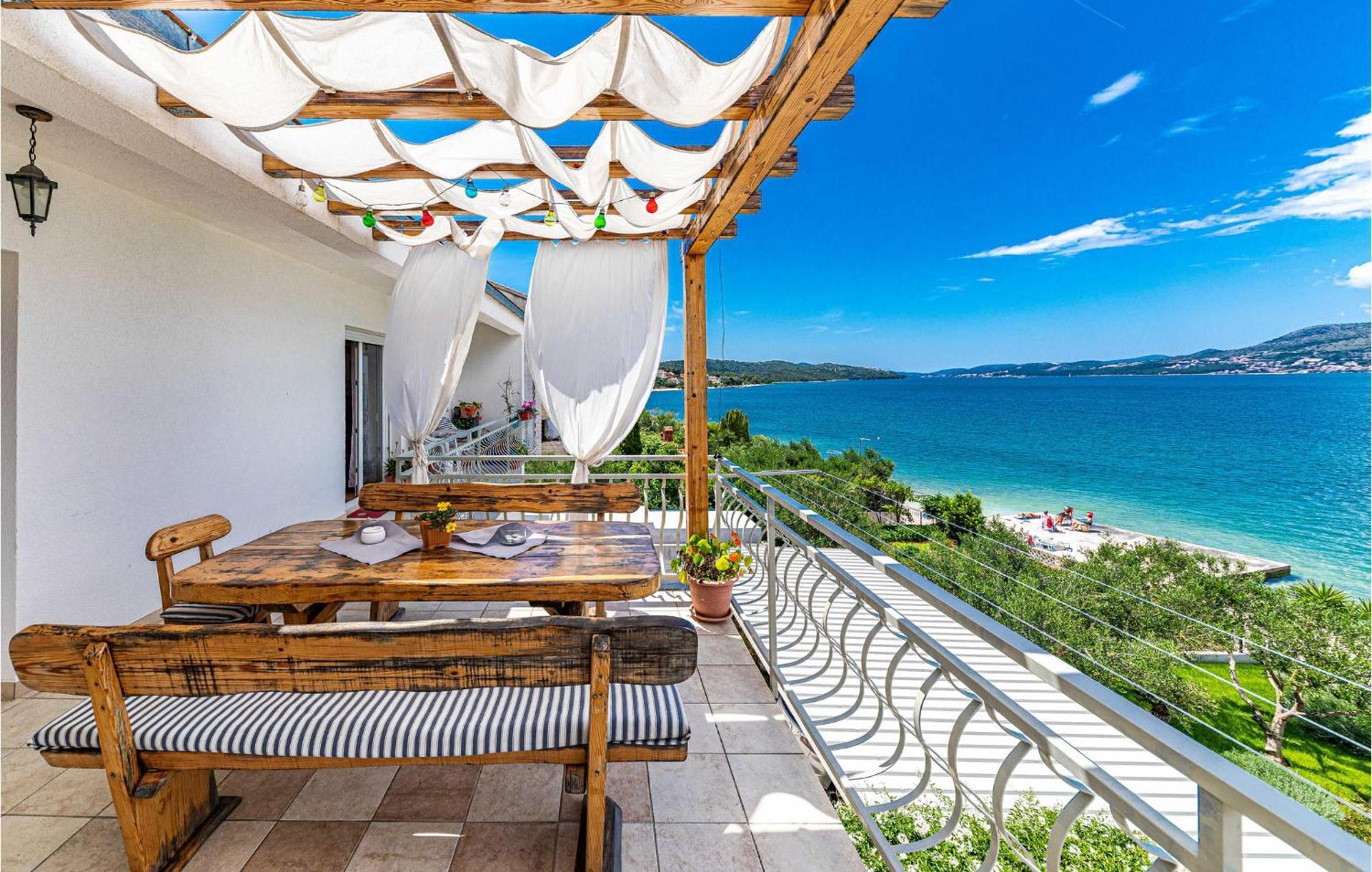 2 Bedroom Beautiful Apartment In Okrug Gornji Trogir Eksteriør bilde