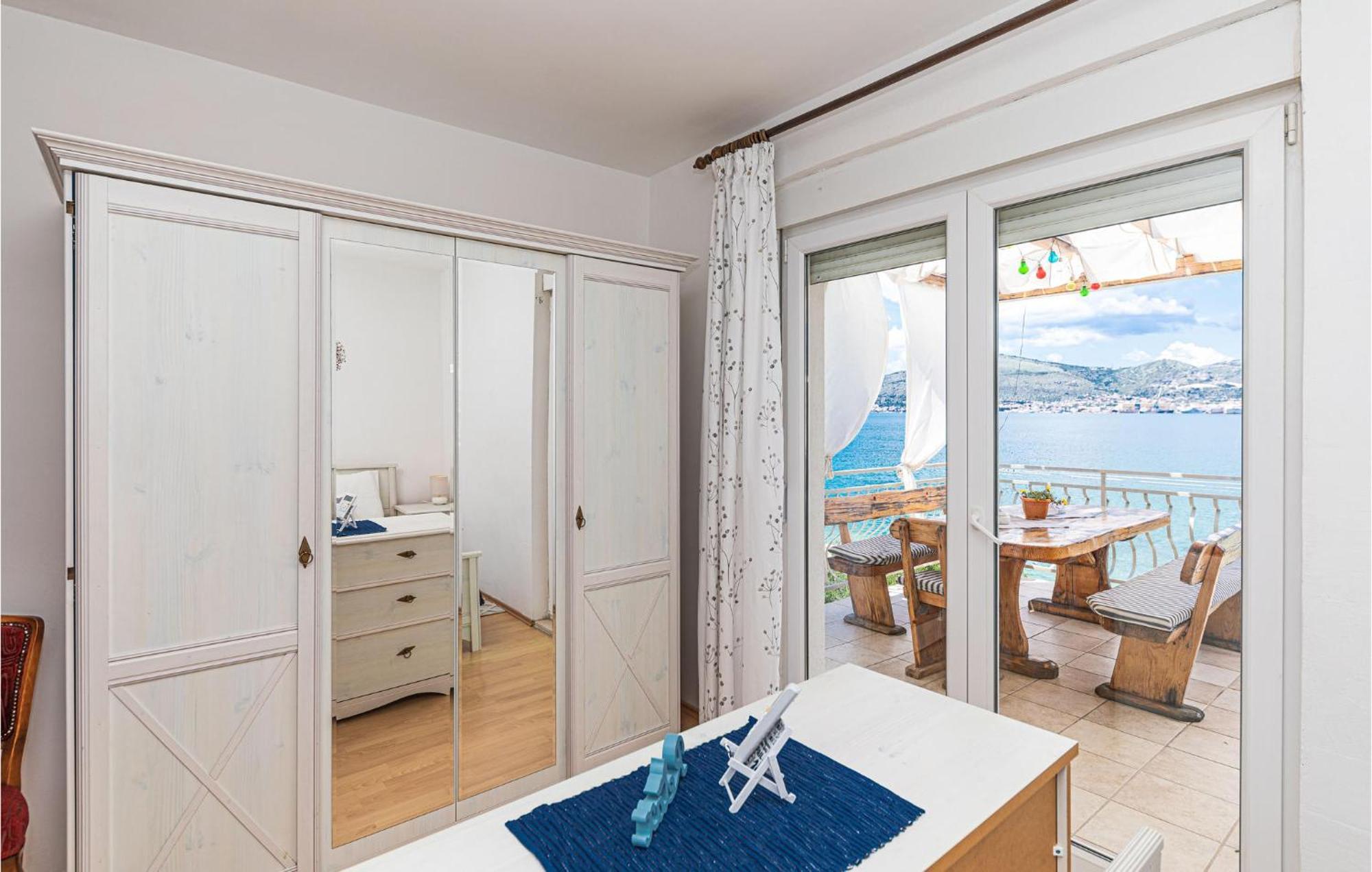 2 Bedroom Beautiful Apartment In Okrug Gornji Trogir Eksteriør bilde