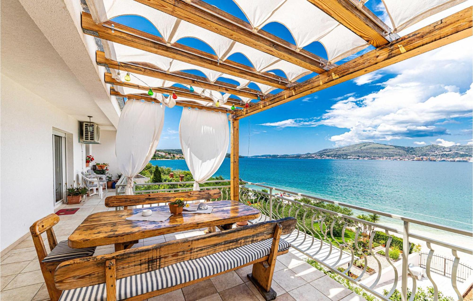 2 Bedroom Beautiful Apartment In Okrug Gornji Trogir Eksteriør bilde