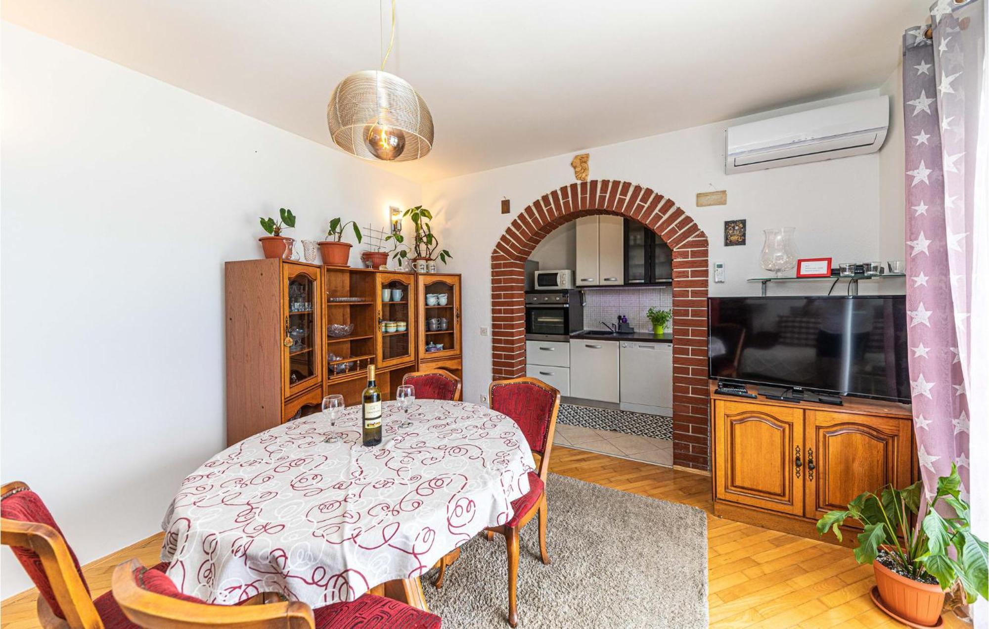 2 Bedroom Beautiful Apartment In Okrug Gornji Trogir Eksteriør bilde